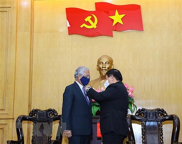 Награждение координатора ООН во Вьетнаме памятной медалью «За вклад в подготовку кадров»