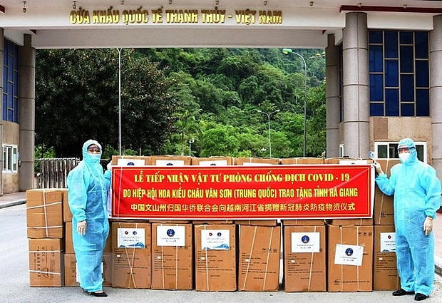 Ассоциация китайцев за рубежом Чау Ван Сон оказала помощь провинции Хазянгу в борьбе против COVID-19