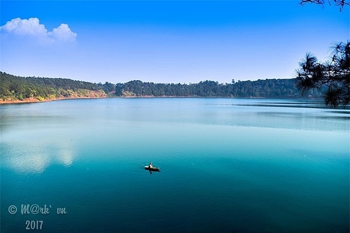 Живописный пейзаж  самого красивого природного озера Центрального нагорья