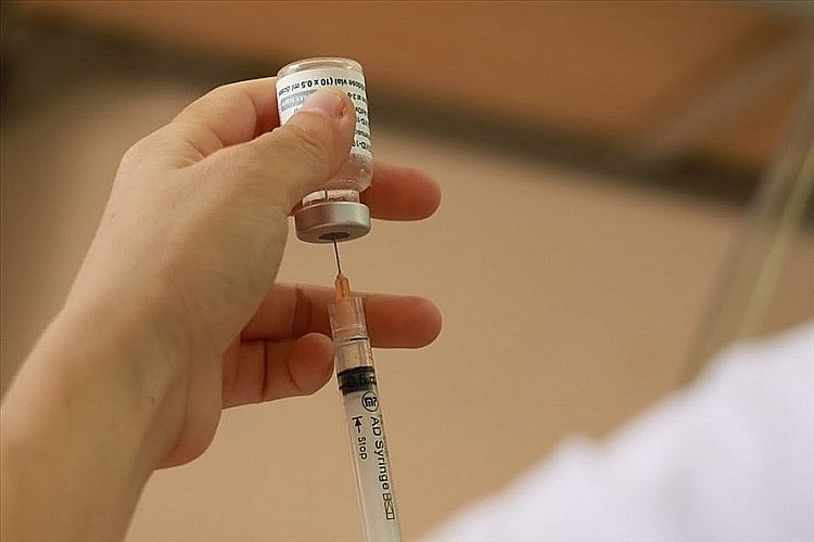 Минздрав Вьетнама одобрил смешанное применение вакцин Moderna и Pfizer