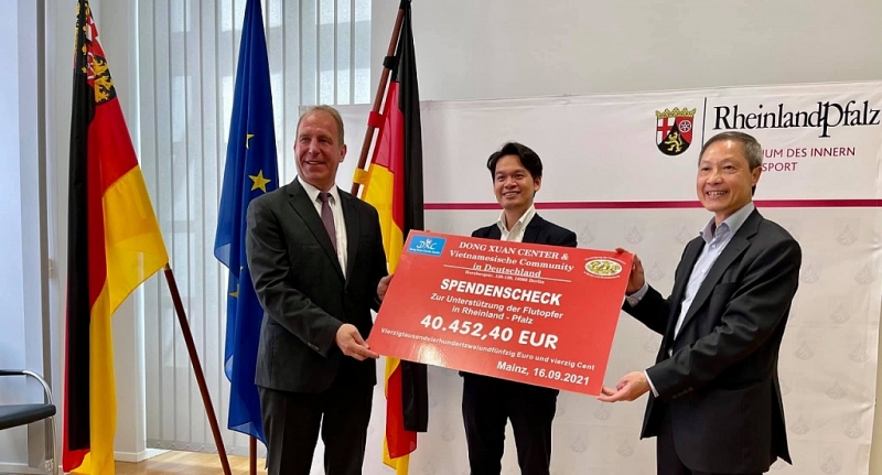 Вьетнамцы в Германии собрали деньги для помощи пострадавшим от наводнения на юго-западе Германии