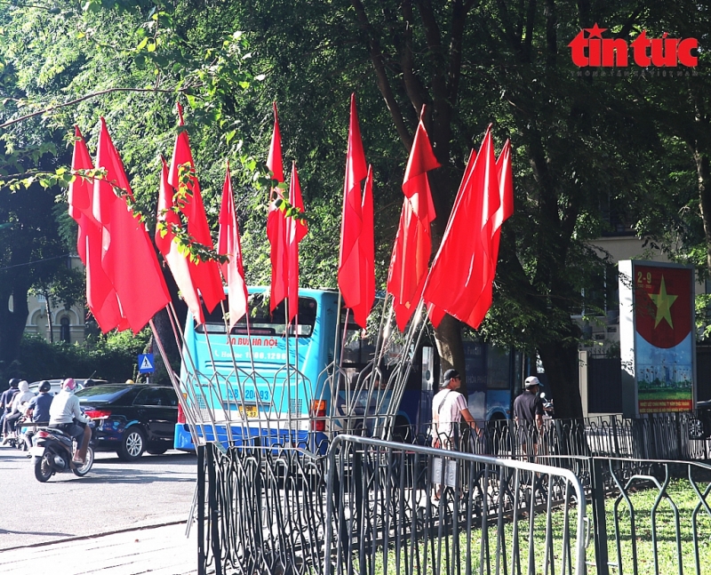 Улицы столицы украшаются красными флагами по случаю Дня независимости 2 сентября
