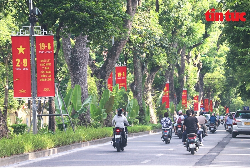 Улицы столицы украшаются красными флагами по случаю Дня независимости 2 сентября