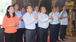 Президент Нгуен Суан Фук  воскурил благовония в историческом комплексе Танчао