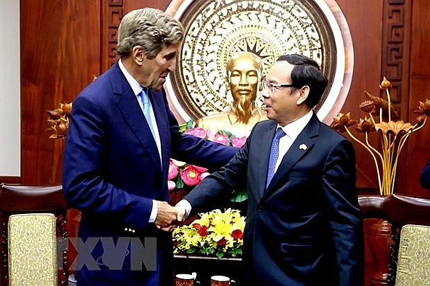 Секретарь парткома города Хошимина Нгуен Ван Нэн принял спецпредставителя президента США по вопросам климата