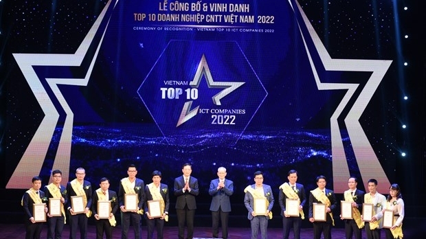 Объявление и награждение ТОП-10 предприятий информационных технологий Вьетнама 2022 г.