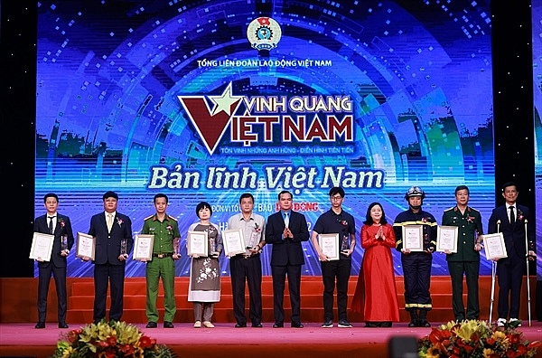 7 коллективов и 6 частных лиц были отмечены в рамках Программы «Слава Вьетнаму» 2022 года