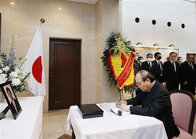 Вьетнам и Япония проявляют решимость развить наследие покойного премьер-министра Абэ в укреплении двусторонних отношений
