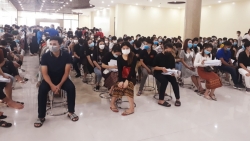 Вакцинация 300 лаосских студентов против COVID-19 во Вьетнаме