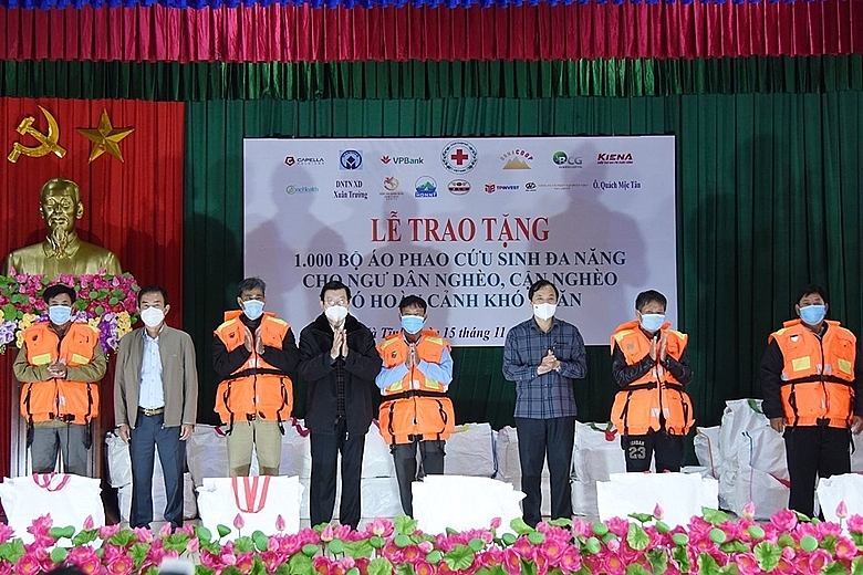 Общество Красного креста Вьетнама передало спасательные жилеты бедным рыбакам  провинции Кханьхоа