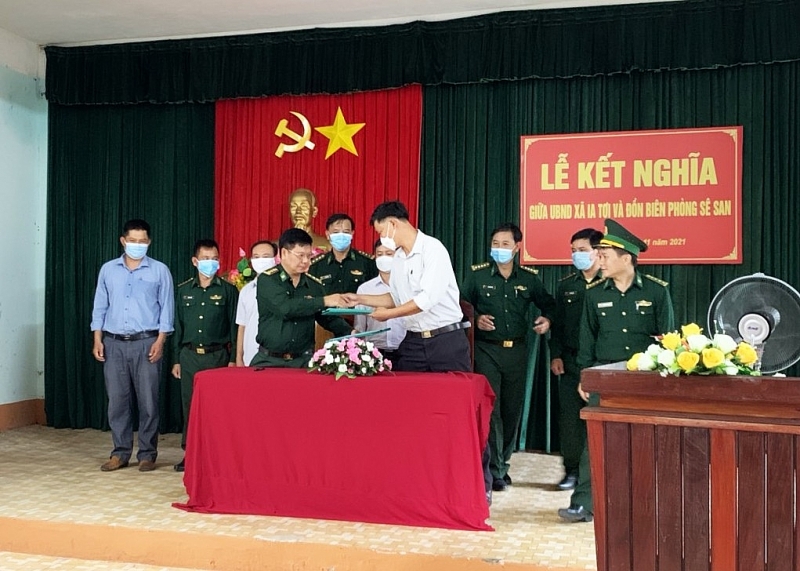 Состоялась церемония установления побратимских связей между пограничными постами провинции Контума и приграничными коммунами