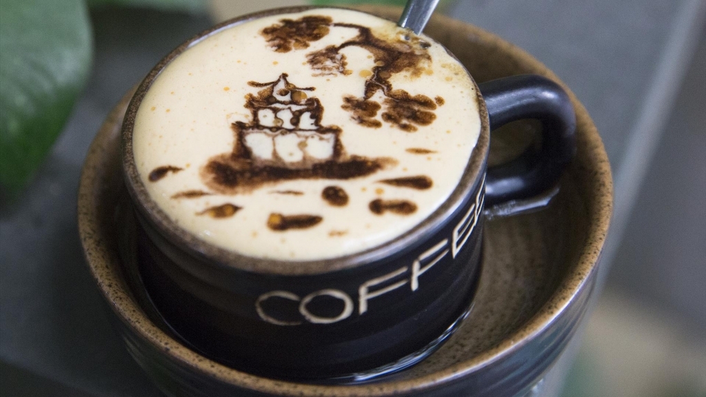Миниатюрный ханойский пейзаж через чашку яичного кофе