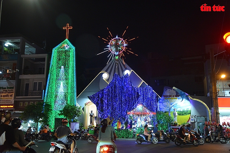 Церкви и торговые центры Хошимина украшают к Рождеству