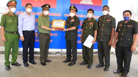 Полковник Динь Ван Ной был награжден медалью короля Камбоджи