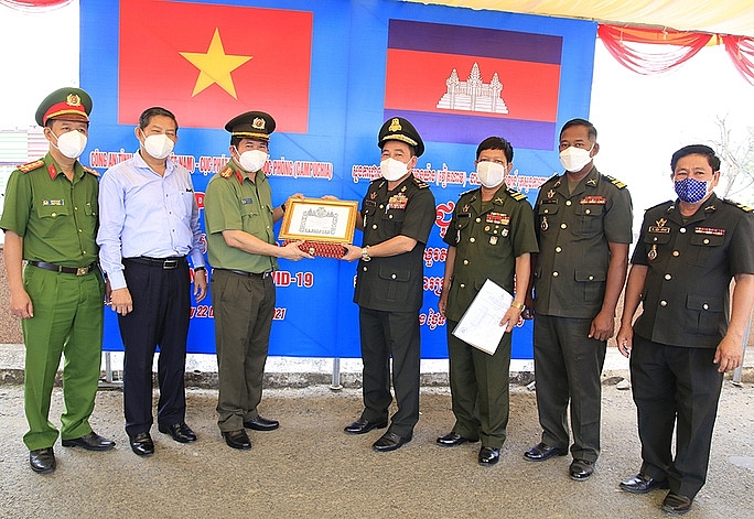 Полковник Динь Ван Ной был награжден медалью короля Камбоджи