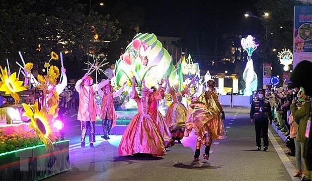 Оживлённый уличный карнавал в Далате