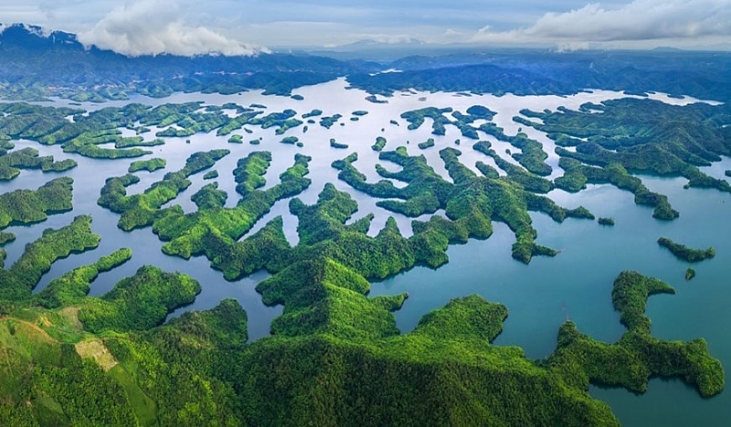 Озеро Тазунг: «Залив Халонг в Центральном нагорье»