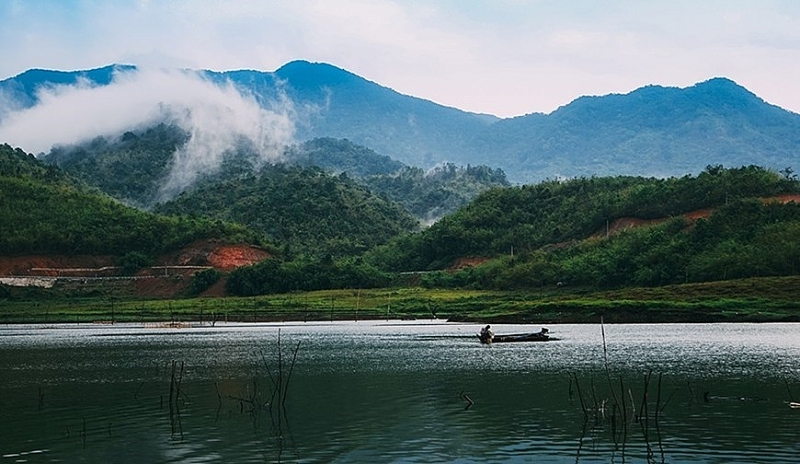 Озеро Тазунг: «Залив Халонг в Центральном нагорье»