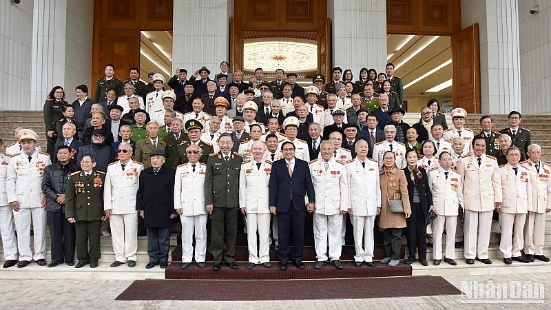 Премьер-министр Вьетнама встретился с свидетелями истории Сил НОБ