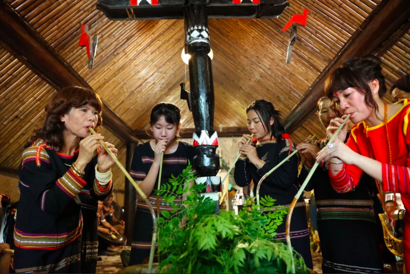 Женщины Эде совершают ритуал питья традиционной спиртной напитки «Кан» на церемонии. Фото: Туан Ань/ВИА