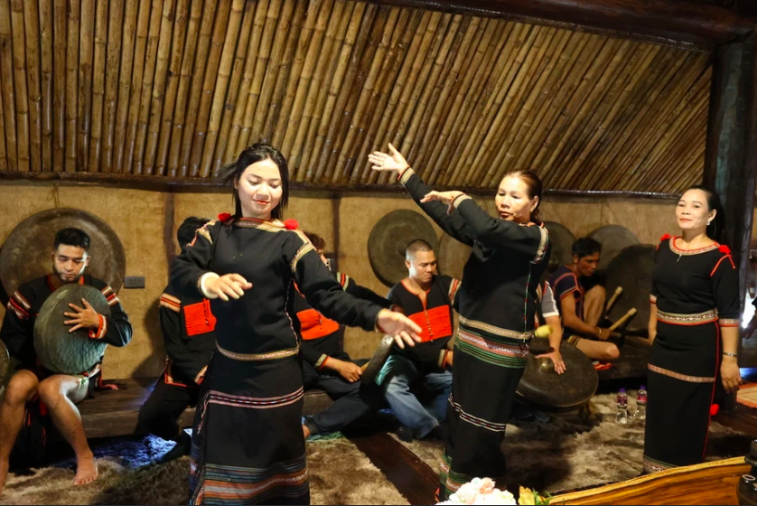 Женщины Эде танцуют, чтобы отпраздновать церемонию. Фото: Туан Ань/ВИА