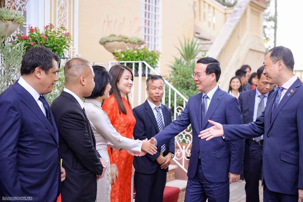 Президент Во Ван Тхыонг встретился с вьетнамской общиной во время своего визита в Италию, Июль 2023 года. (Фото: Нгуен Хонг)