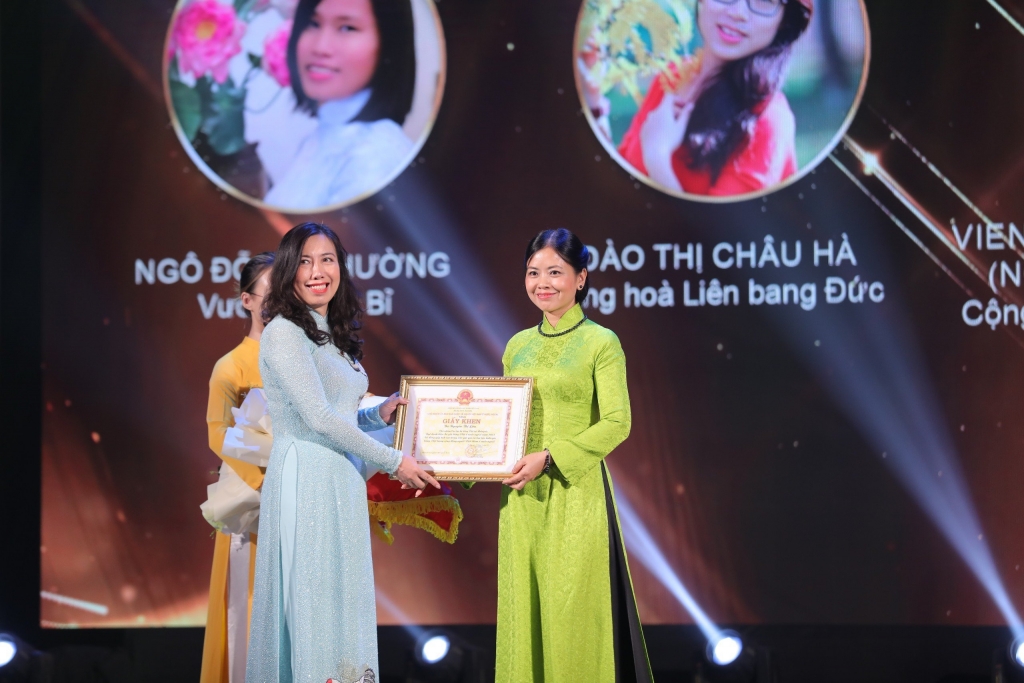 Учитель Нгуен Тхюи Лиен (Малайзия, на фото справа) был удостоен звания «Посланник вьетнамского языка». Фото: Линь Дык.