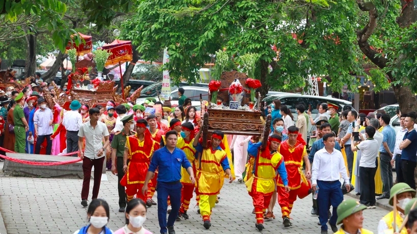 Традиционный фестиваль в пещере Хоалы, провинция Ниньбинь привлекает большое количество туристов