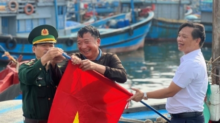 Вручение в дар государственного флага и поощрение рыбаков перед выходом в море в первые дни лунного 2024 года