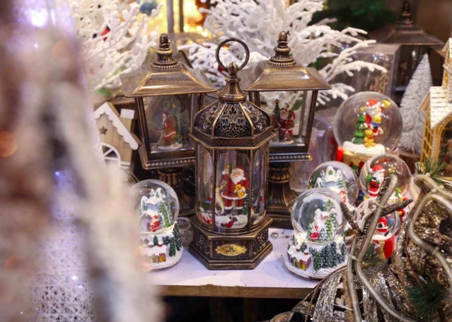 Рождественские украшения привлекают внимание людей благодаря разнообразию дизайна