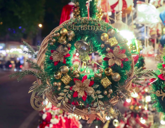 Рождественские украшения на улице Хангма