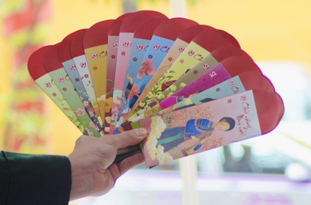 Набор красных конвертов для сбора средств на вручение в дар теплой одежды детям в провинции Хазянг. Фото: hanoimoi.vn
