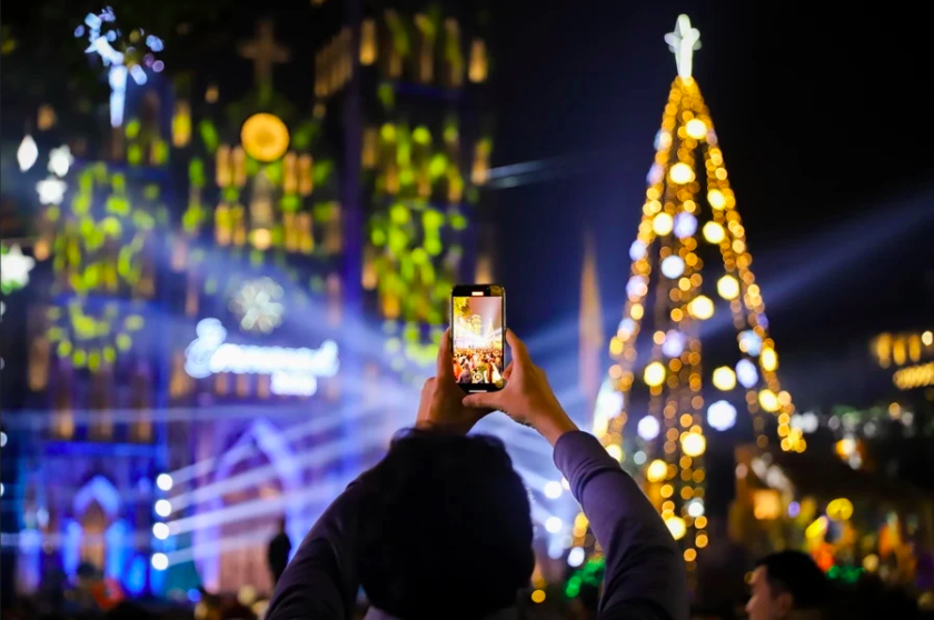 Тысячи людей приехали в такие известные церкви Ханоя, как Кафедральный собор Святого Иосифа и Церковь Хам Лонг для встречи рождественской ночи 24 декабря (Фото: Хоай Нам/Вьетнам+)
