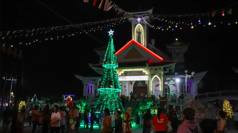 Церковь Ви Хынг, квартал №4, город Витхань в ночь Рождества (Фото: Хонг Тхай/ВИА)