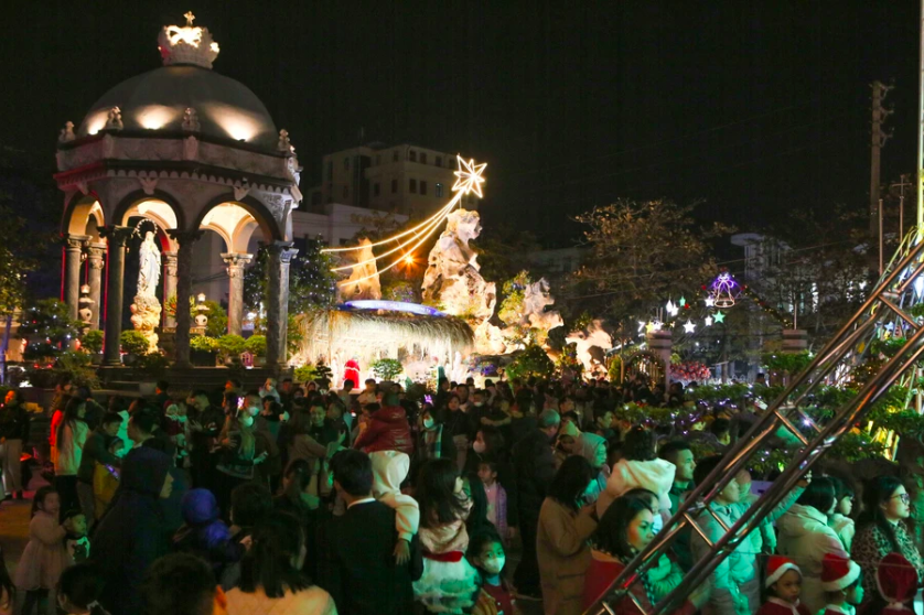 Многие люди присутствовали в церкви Хоай Донг, город Намдинь, чтобы окунуться в рождественскую атмосферу. (Фото: Конг Луат/ВИА)