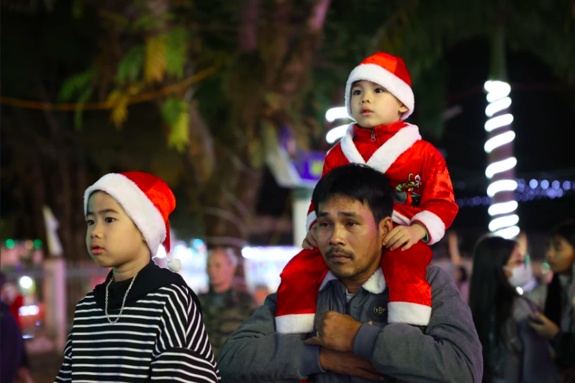 Дети участвовали в церемонии встречи Рождества в церкви прихода Чиланг, город Буонметхуот. (Фото: Туан Ань/ВИА)