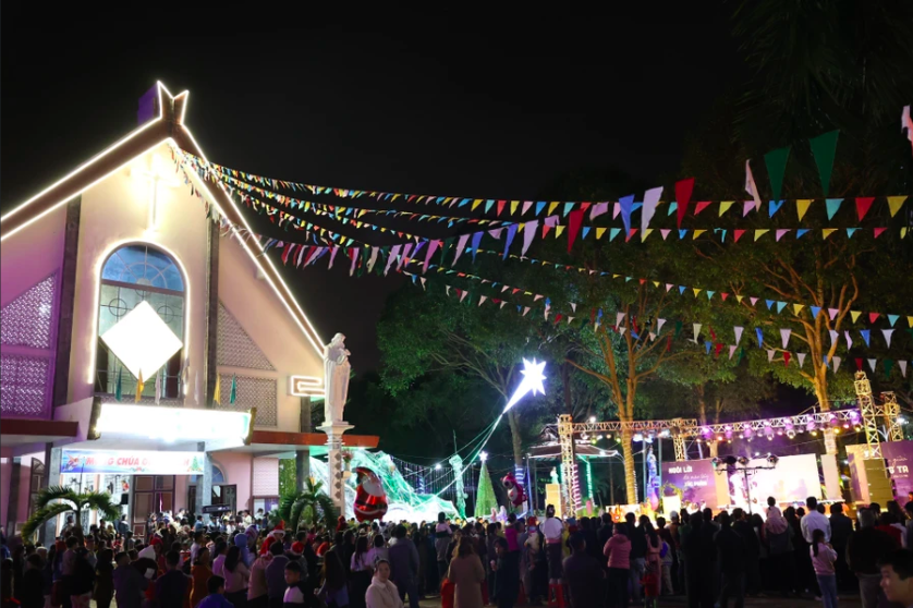 Большое количество людей встретило Рождество в церкви прихода Чиланг, город Буонметхуот (Фото: Туан Ань/ВИА)