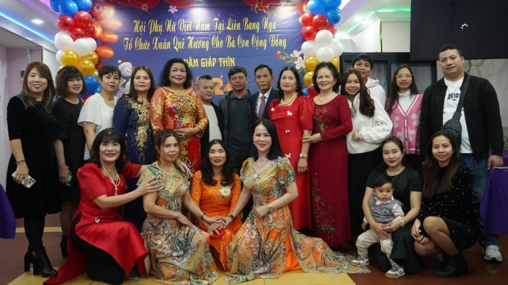 Общество вьетнамских женщин в РФ провело встречу под названием «Весна Родины» по случаю Рождества и наступающего Нового года