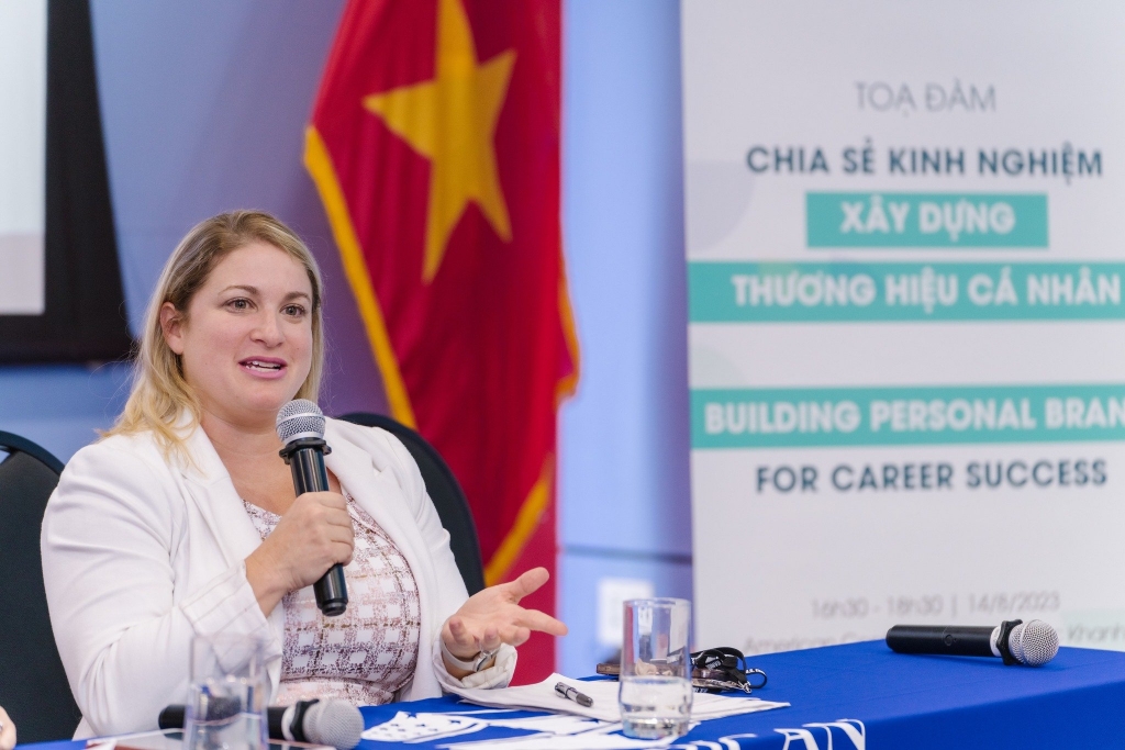 Кейт Барлетт, советник по культуре Посольства США в Ханое