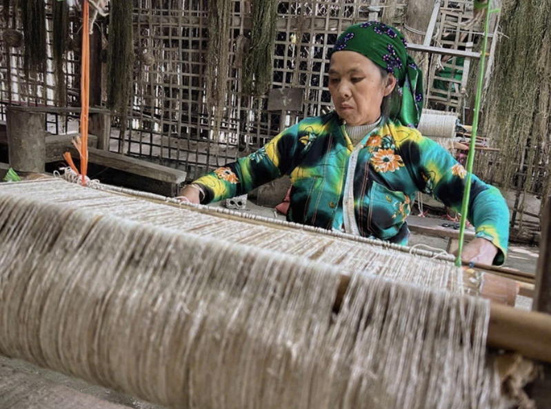 Ткацкая деревня Лунгтам — место, где льняные нити рассказывают историю каменного плато Донгван Ткацкая деревня Лунгтам — место, где льняные нити рассказывают историю каменного плато Донгван
