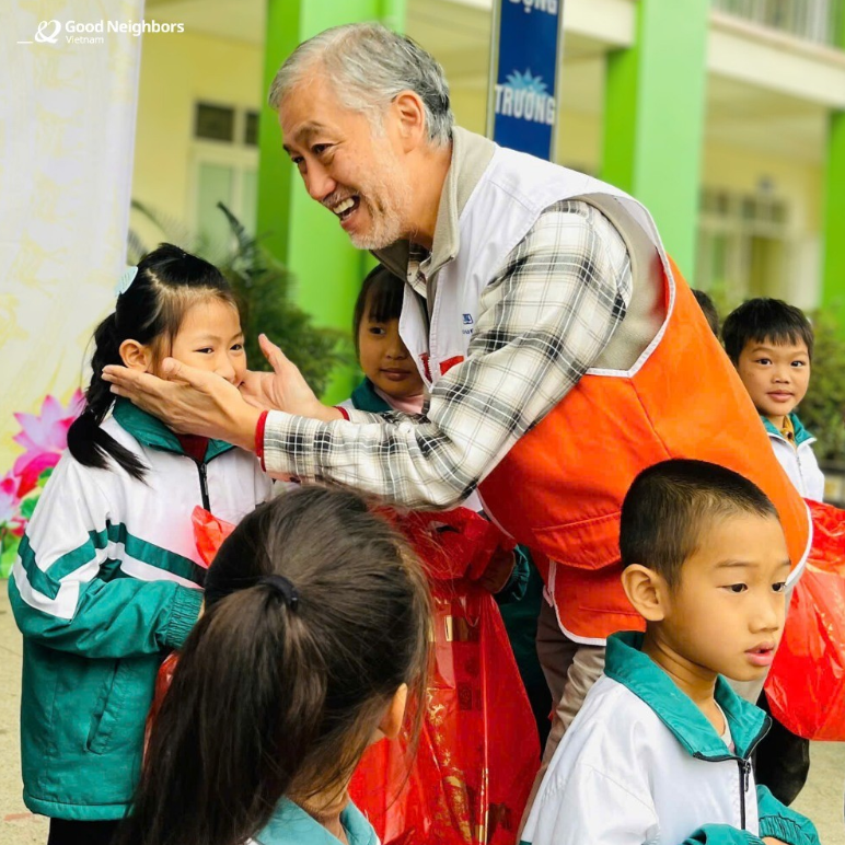 GNI передала 388 пар обуви школьникам из социально уязвимых районов провинции Туенкуанг GNI передала 388 пар обуви школьникам из социально уязвимых районов провинции Туенкуанг