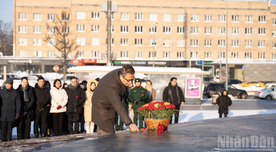 Возложение цветов к памятнику Президенту Хо Ши Мину в России