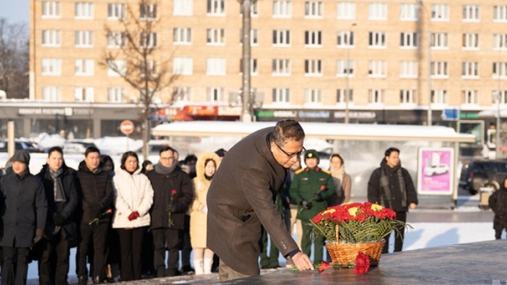 Возложение цветов к памятнику Президенту Хо Ши Мину в России