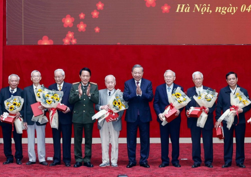 Генсекретарь То Лам встретился с высшими руководящими кадрами Народной милиции разных периодов