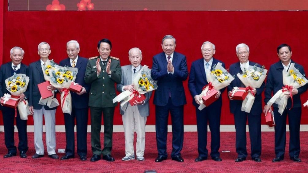 Генсекретарь То Лам встретился с высшими руководящими кадрами Народной милиции разных периодов