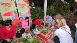 Иностранные туристы с большим интересом знакомятся с вьетнамским Тэтом