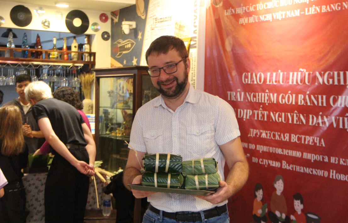 Россияне в Дананге знакомятся с приготовлением баньчынга и культурой вьетнамского Тэта