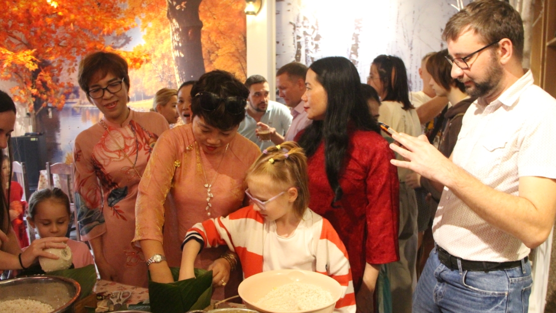 Россияне в Дананге знакомятся с приготовлением баньчынга и культурой вьетнамского Тэта