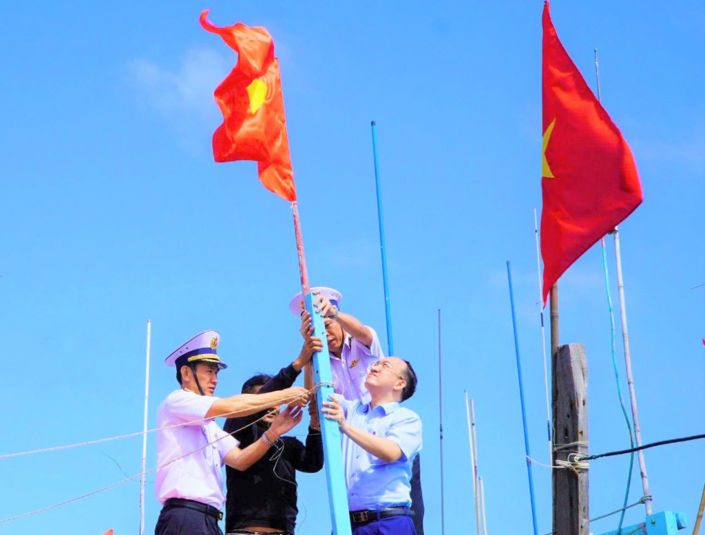 «Весна вместе храним море — Тэт, согретый единством армии и народа»