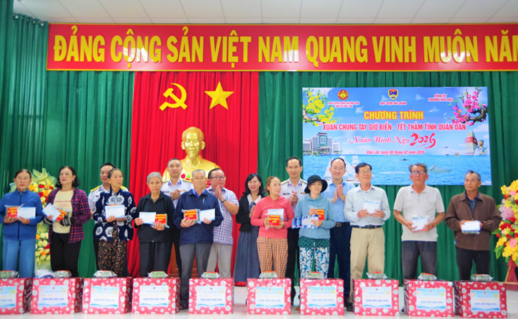 «Весна вместе храним море — Тэт, согретый единством армии и народа»